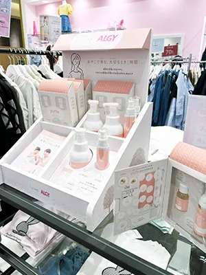 アパレルショップリボードカウンター什器