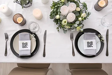 結婚式AR用のQRコードを印刷したテーブルセッティング